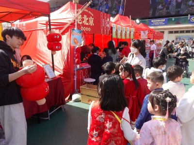 高班學生逛年宵市場    
