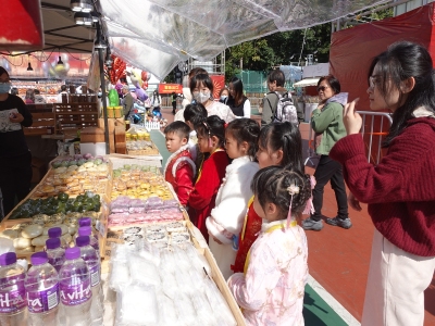 高班逛年宵市場